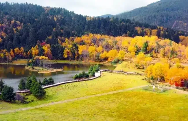 Colorful autumn landscape at Pudacuo