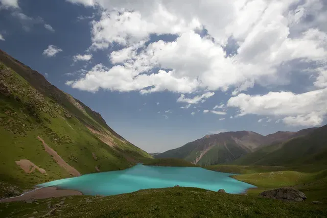 Kol Tor Lake in all its glory with turquoise water and dramatic scenery