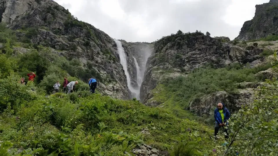 Hikers on the green trail near Shdugra Waterfall