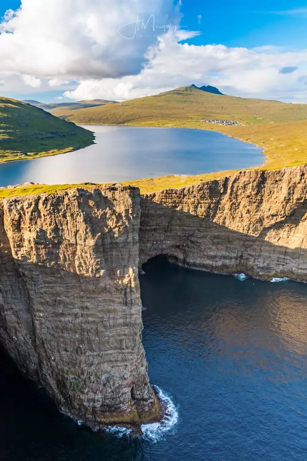 Lake Sørvágsvatn appearing to float above the ocean at the Trælanípa cliff viewpoint on Vágar